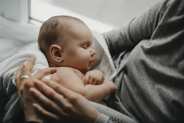 Jak prawidłowo trzymać noworodka – Poradnik dla Rodziców